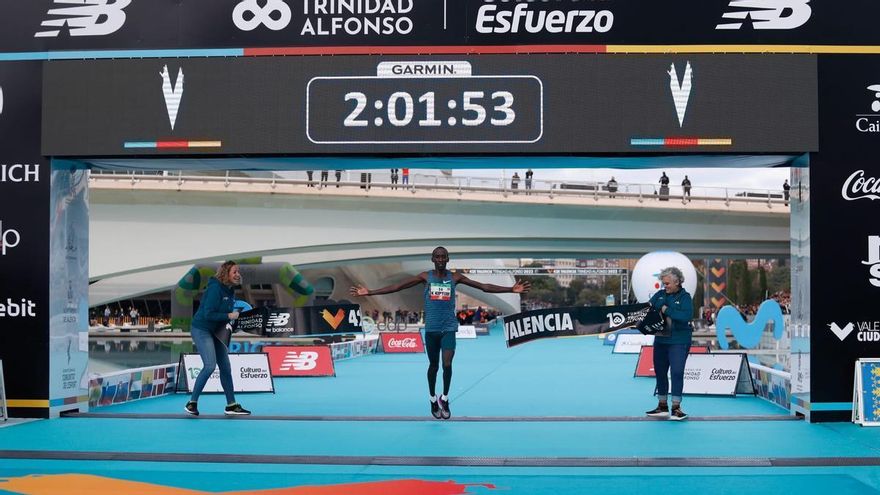 El keniano Kiptum arrasa en la maratón de Londres con el segundo mejor tiempo de la historia