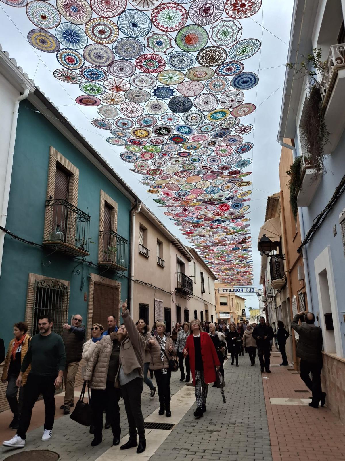 Las mujeres transforman Els Poblets: 1.400 mandalas se entrelazan sobre el Carrer Major (imágenes)