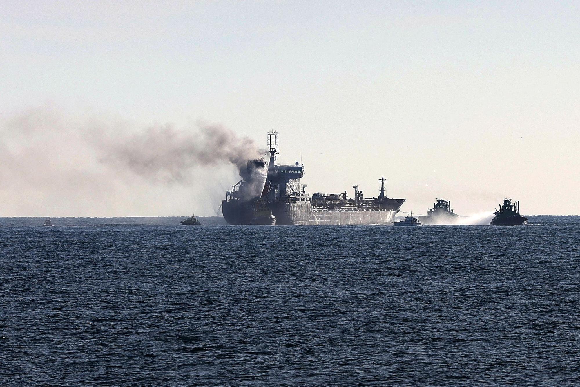 Un barco que transportaba combustible, en llamas, frente a Oporto