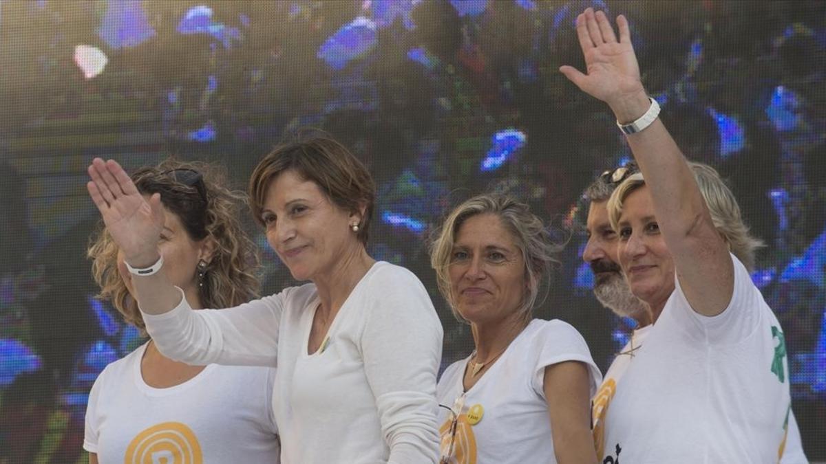 La presidenta del Parlament, Carme Forcadell, saluda en la manifestación de Tarragona.