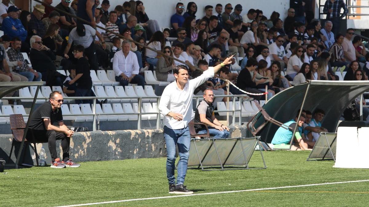 Lolo Escobar da instrucciones a sus futbolistas durante el encuentro contra la Peña Deportiva.