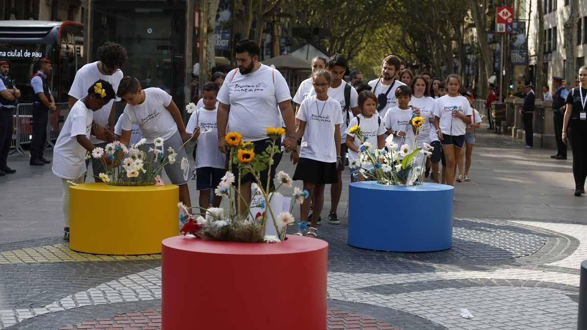 Familiares de las víctimas y autoridades protagonizan una ofrenda floral en La Rambla.