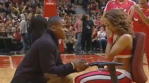 Un jove demana matrimoni a la seva nòvia en ple partit de la NBA.