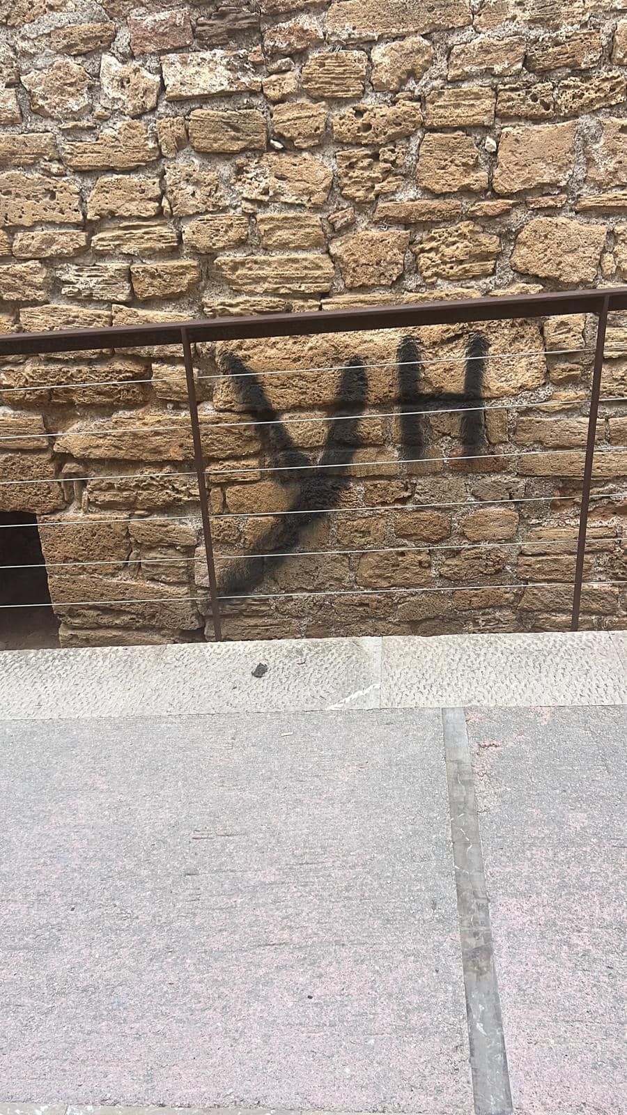 La Policía Local de Alcúdia pide ayuda para identificar al autor de varias pintadas en la muralla