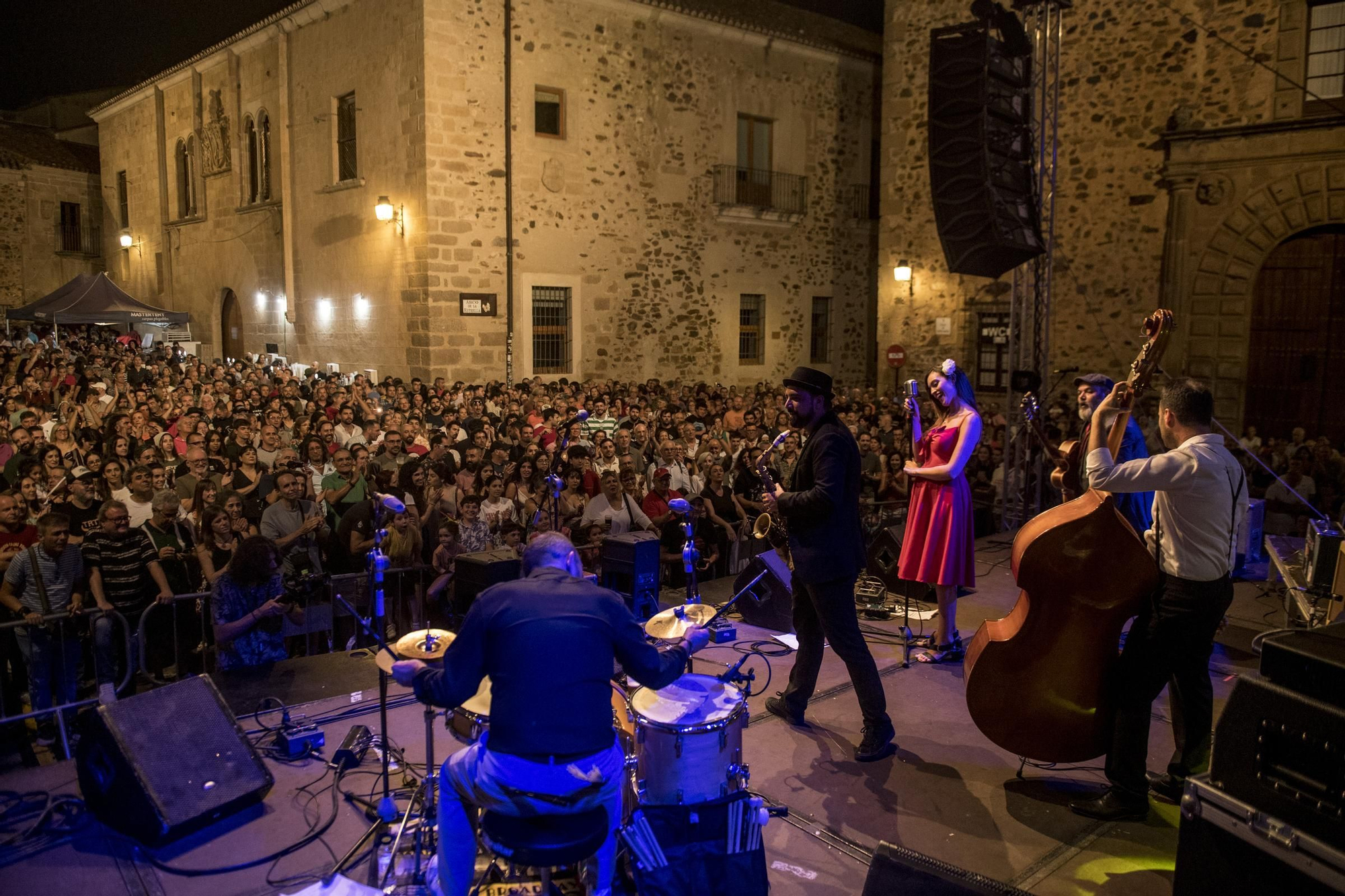 La plaza de Santa María llena de público en la anterior edición del Blues Cáceres, que se celebró en octubre de 2023.