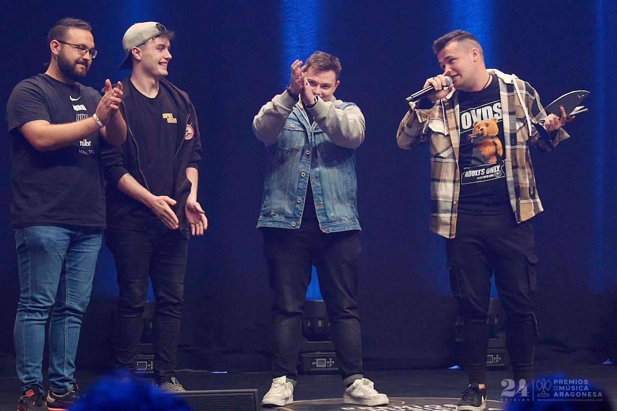 El colectivo Miraelbuenrap con Hugo Monforte a la cabeza (a la derecha), con el reconocimiento a la Agitación en la gala de los Premios de la música aragonesa.