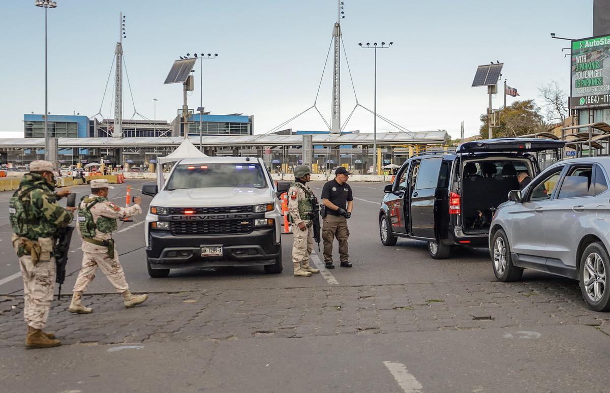 Personal del Ejército mexicano y la Agencia de Investigación Criminal realizan labores de seguridad este jueves, en el puerto internacional de San Ysidro en Tijuana (México).