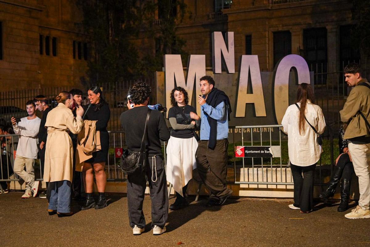 Los fans seleccionados de Rosalía esperan horas para el listening party en el MNAC, Barcelona
