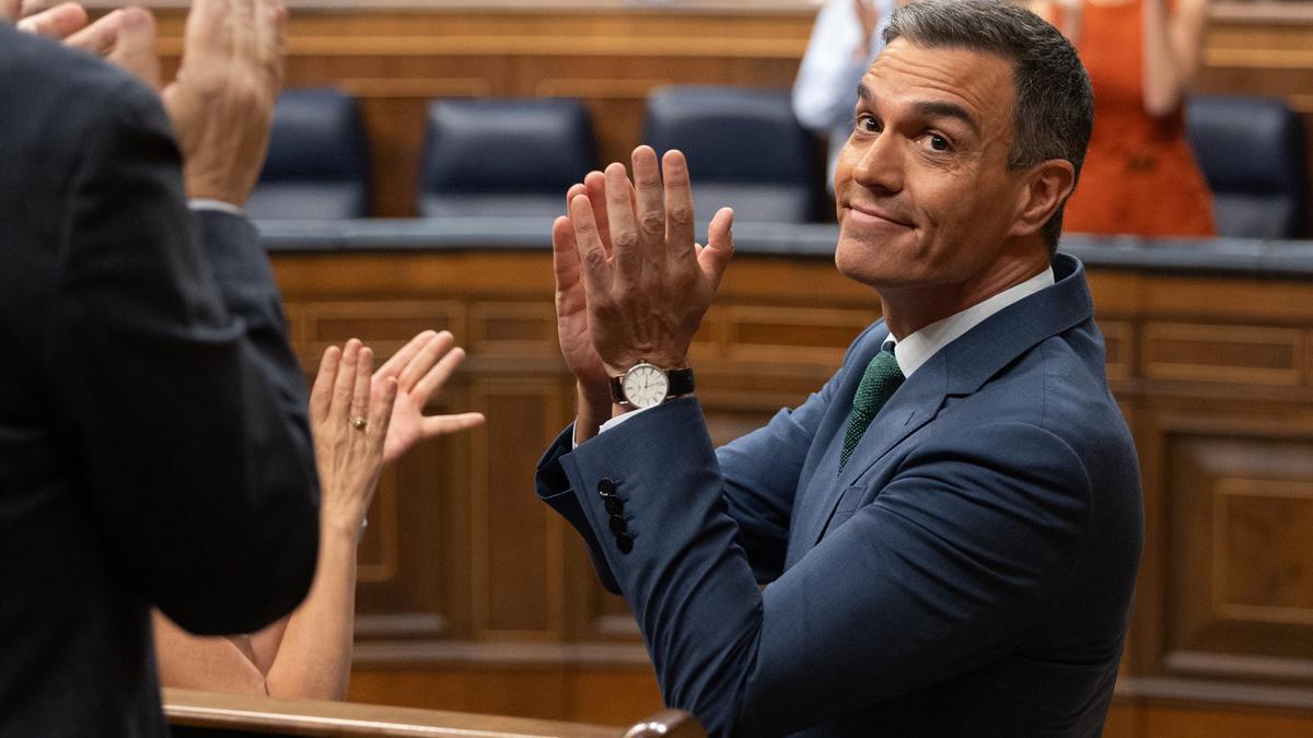 Aplausos al presidente del Gobierno, Pedro Sánchez, durante una sesión extraordinaria en el Congreso de los Diputados, a 17 de julio de 2024, en Madrid (España). Pedro Sánchez presenta hoy las líneas fundamentales del Plan de Acción por la Democracia, tam