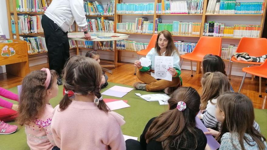 Cristina Tamames impartiendo un taller infantil en la Casa de Cultura. | M.J.C.