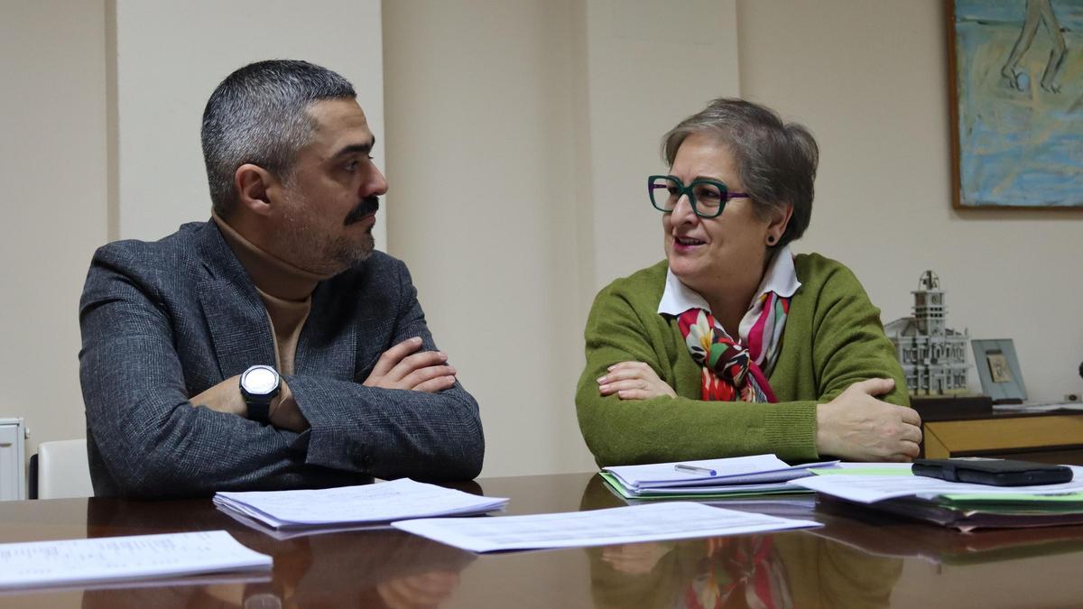 Daniel Pérez e Belén Lendoiro presentando o orzamento de 2026.