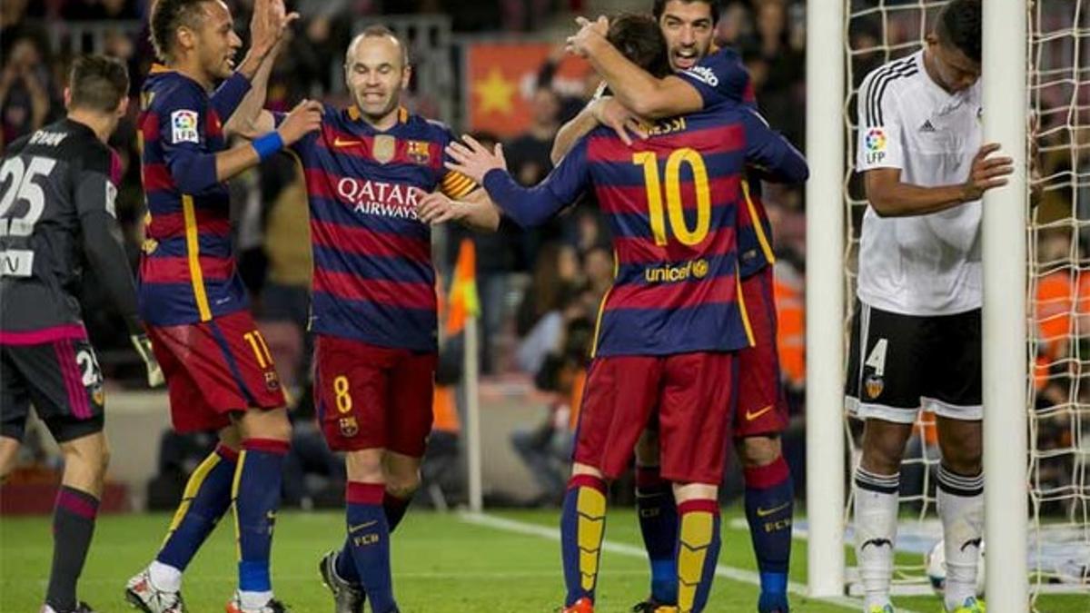Neymar, Iniesta, Messi y Luis Suárez celebran uno de los goles del FC Barcelona frente al Valencia entre Ryan (izquierda) y Santos (derecha)