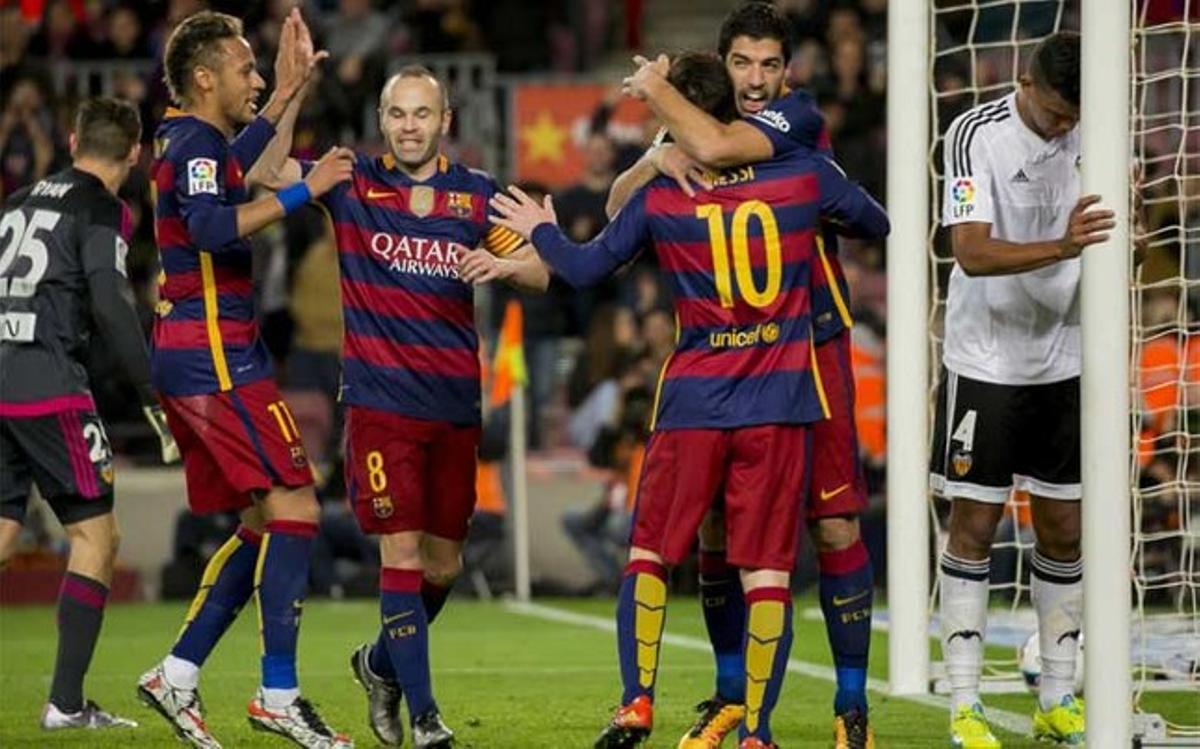 Neymar, Iniesta, Messi y Luis Suárez celebran uno de los goles del FC Barcelona frente al Valencia entre Ryan (izquierda) y Santos (derecha)