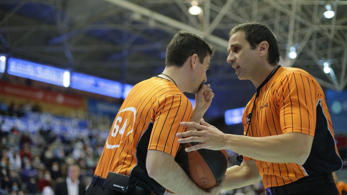 El árbitro aragonés Carlos Periuga, a la derecha, durante un partido de la pasada temporada.