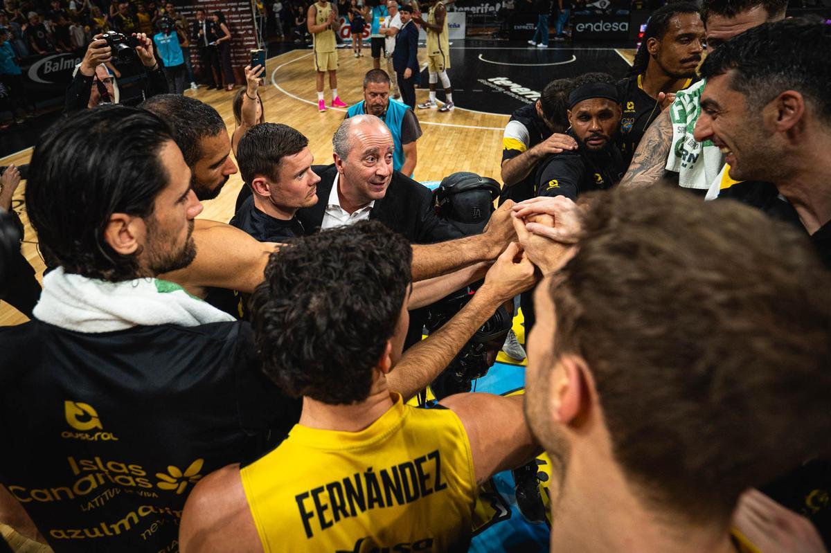 Jugadores y técnicos, en el riqui-raca del final del partido del sábado.