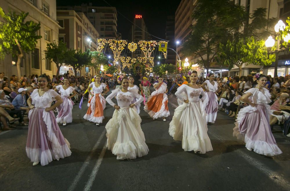 El desfile folclórico internacional de las Hogueras de Alicante llena de color las calles de la ciudad