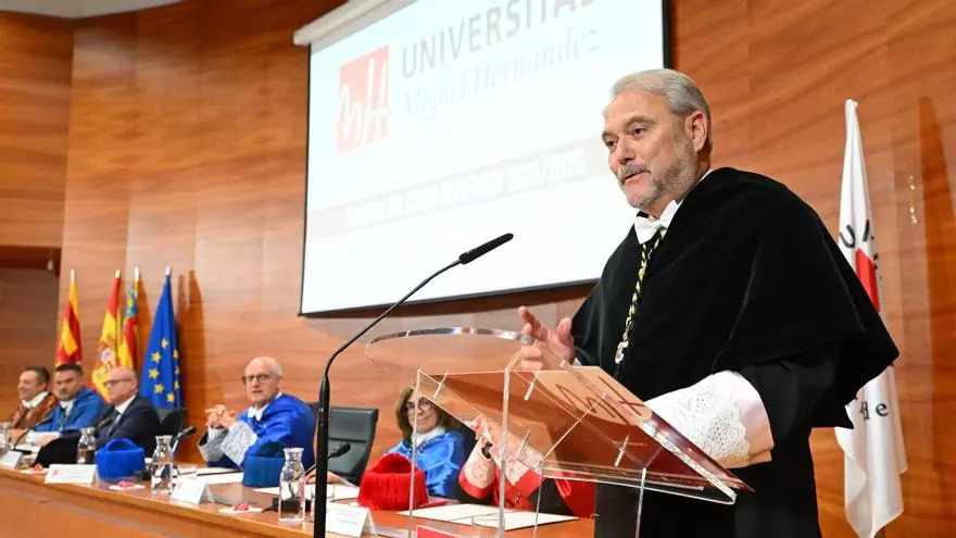 El rector de la Universidad Miguel Hernández de Elche durante el acto de clausura del curso académico: "Podemos sentirnos orgullosos de esta universidad inovadora, abierta y comprometida con su territorio"