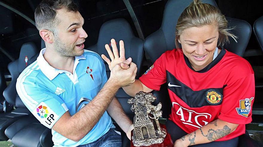 Posando con las camisetas de Celta y Manchester United para un reportaje en Balaídos