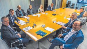 Los consejeros de Sanidad y Educación de Galicia, con los tres rectores y otros miembros del Consello de Docencia Clínica.