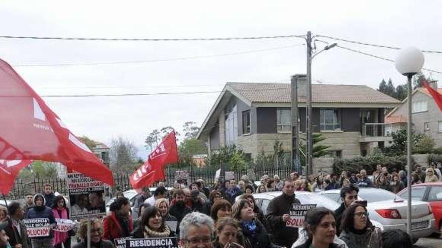 Protesta de extrabajadoras ante la residencia.  // N. Parga