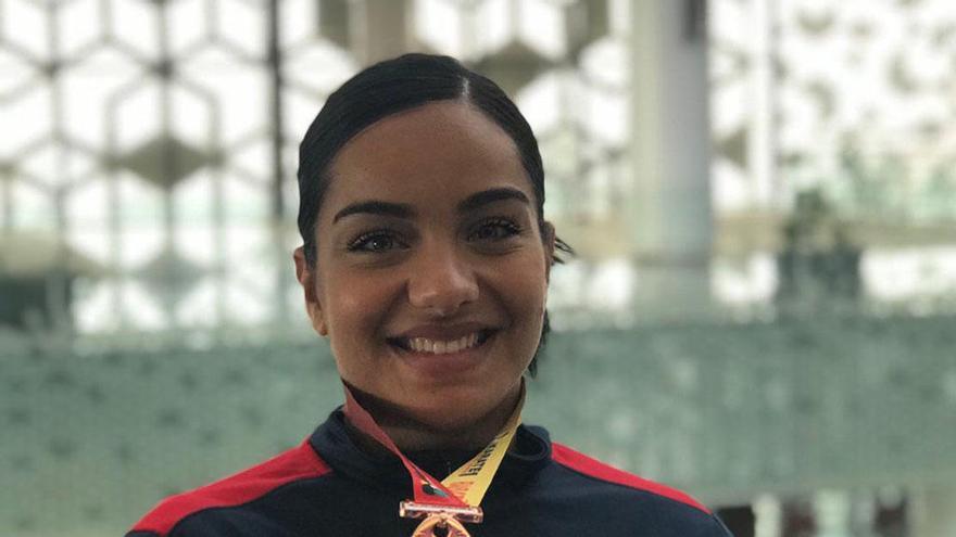 La malagueña María Torres muestra su primer metal en la Liga Mundial de karate.