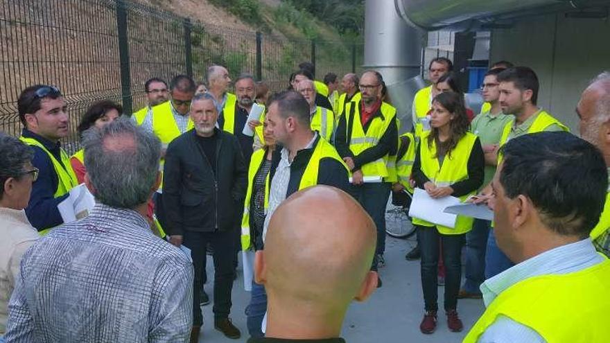 Odilo Barreiro, centro (con gafas), en la visita a Epele.