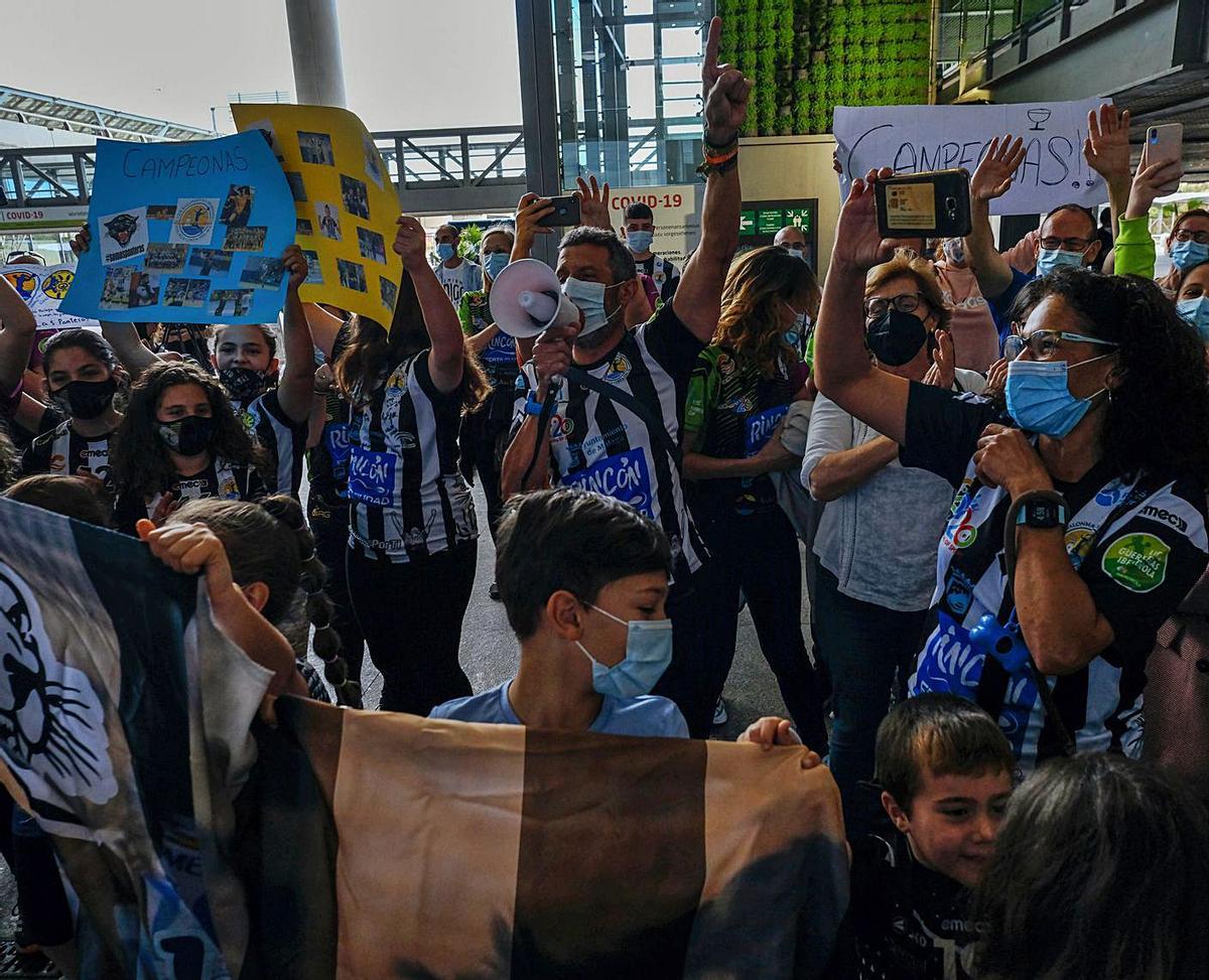 Lágrimas de emoción, abrazos y cánticos se sucedieron en la terminal aeroportuaria, ayer. | GREGORIO MARRERO