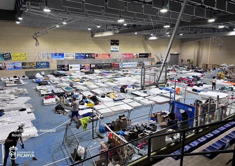 El pabellón se inundó de colchones.jpg