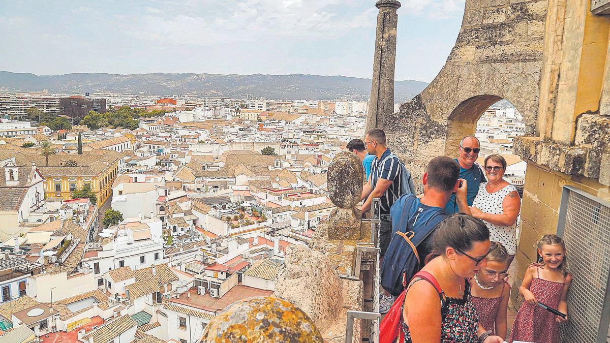 Unos turistas observan Córdoba desde la Torre de la Mezquita-Catedral.