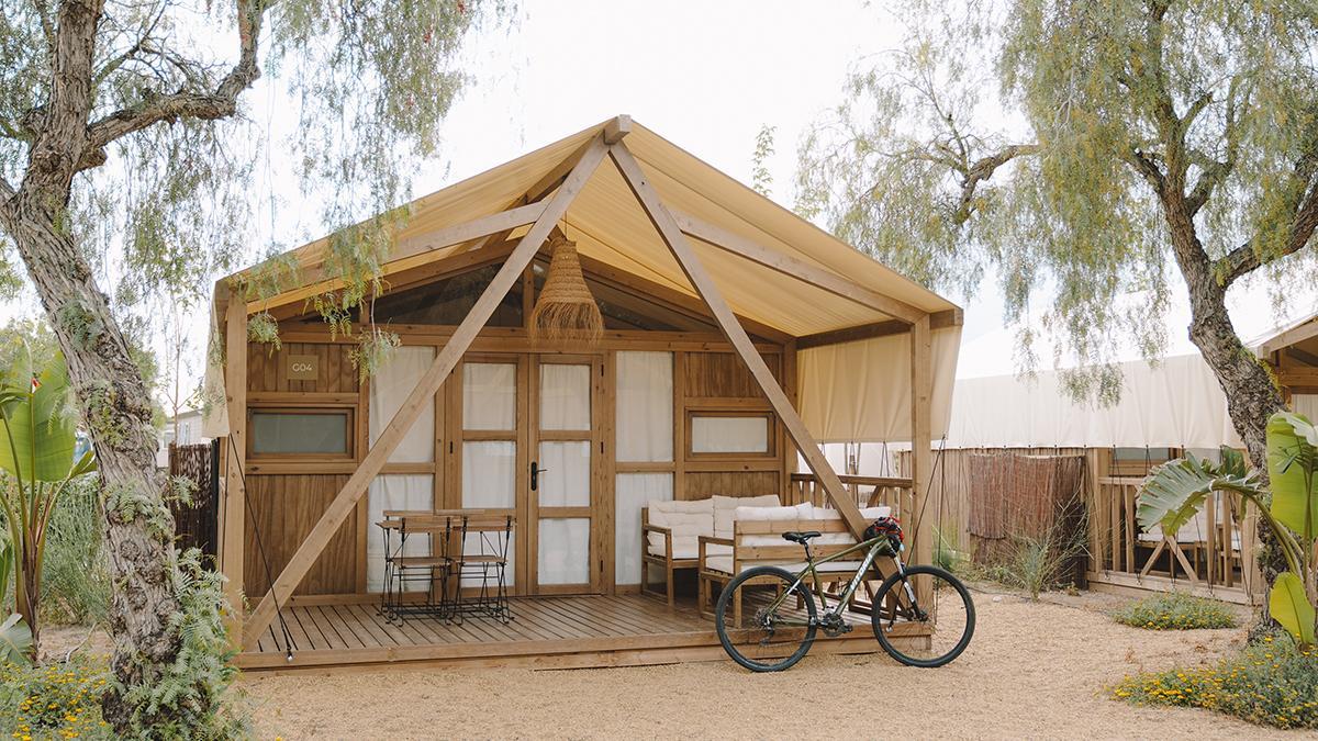 Un alojamiento glamping de TAIGA Almería Playa, una alternativa para descansar cerca del Mediterráneo manteniendo el contacto con el exterior.