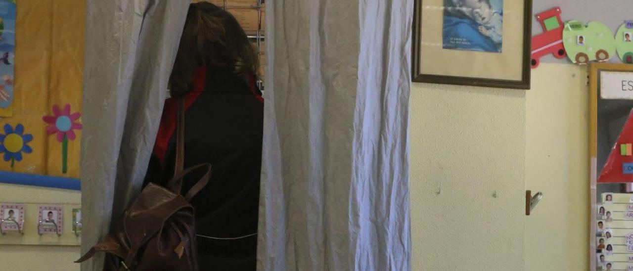 Una mujer coge su papeleta durante las últimas elecciones municipales. |