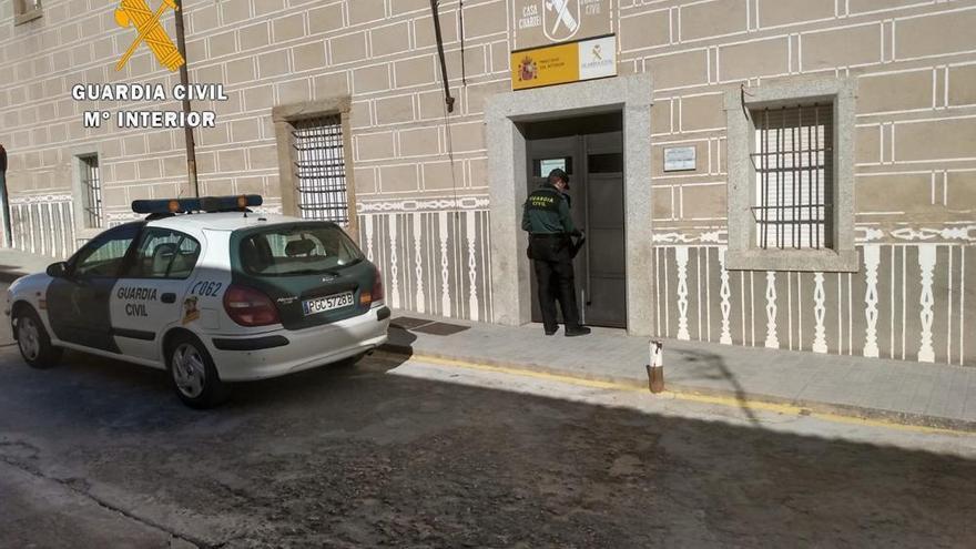 Auxilian a un hombre desorientado que circulaba solo en su vehículo en Torre de Santa María