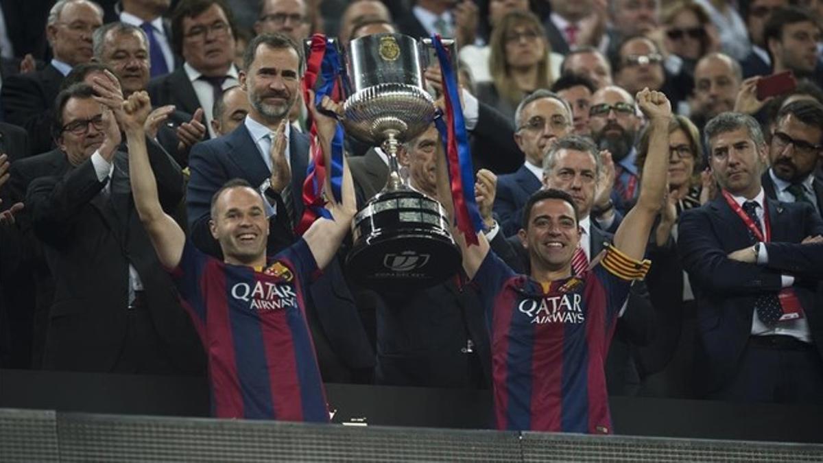 Iniesta y Xavi levantan la Copa ante Felipe VI, el 30 de mayo en el Camp Nou