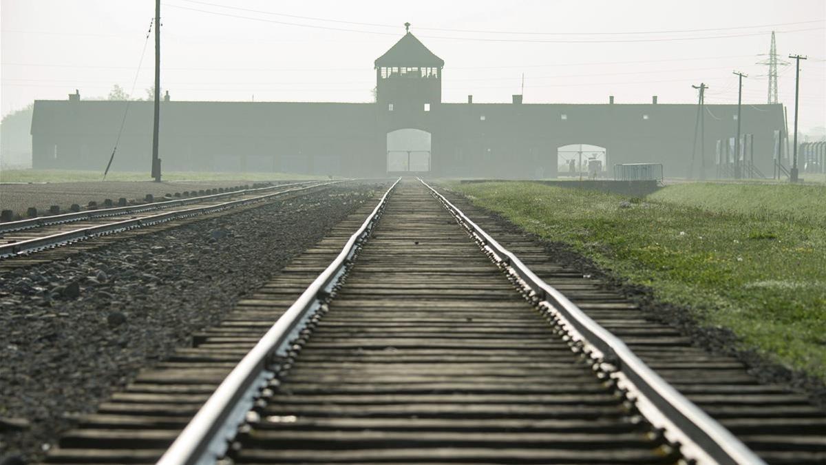 La vía de tren que conduce al campo nazi de Auschwitz.