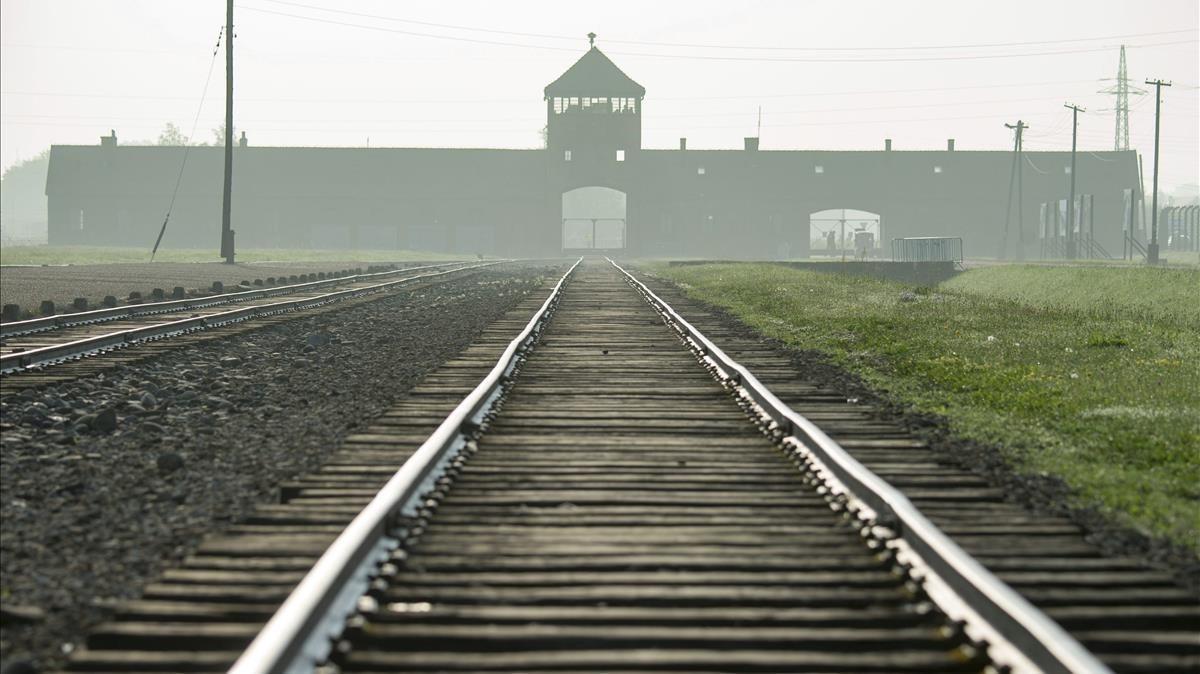 La via de tren que arriba fins al camp nazi d’Auschwitz. La via de tren que arriba fins al camp nazi d’Auschwitz.