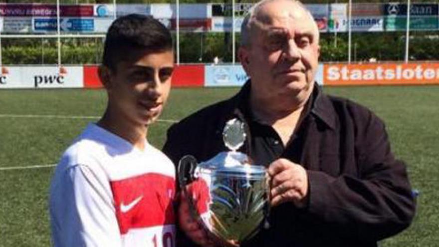 El joven Ferhat recibiendo un trofeo.