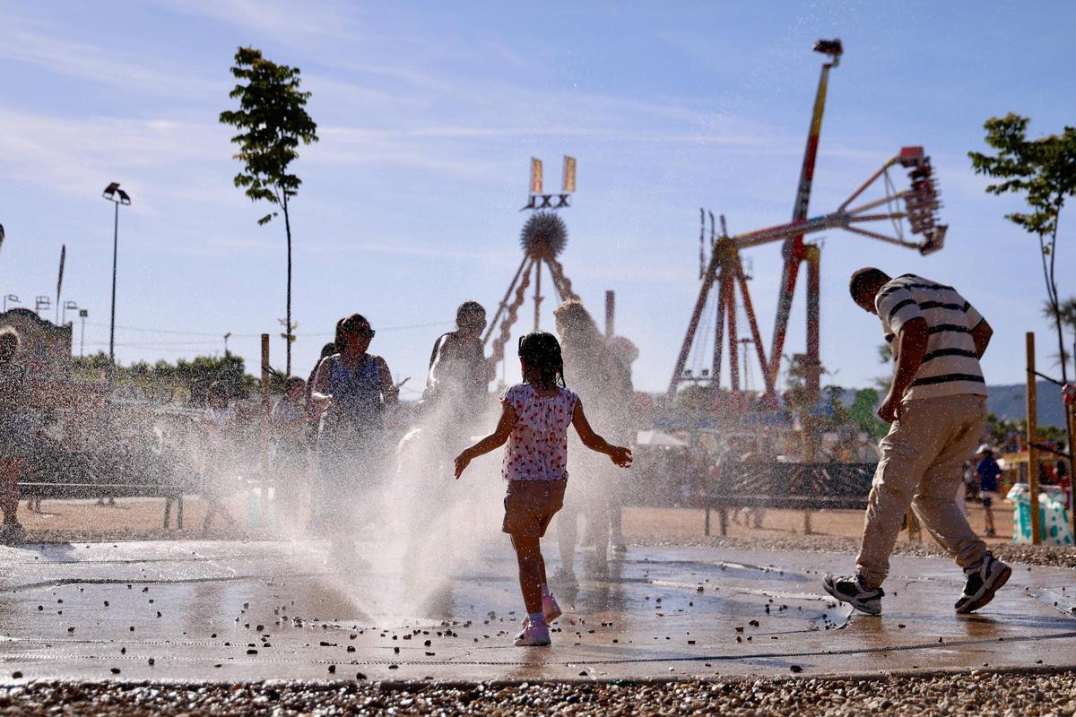 Un grupo de niños se refrescan durante la pasada Feria de Mayo de Córdoba.