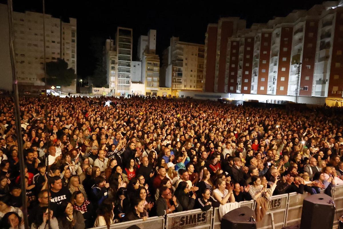 Público congregado por el concierto de Camela en una edición anterior de las fiestas de Cullera.