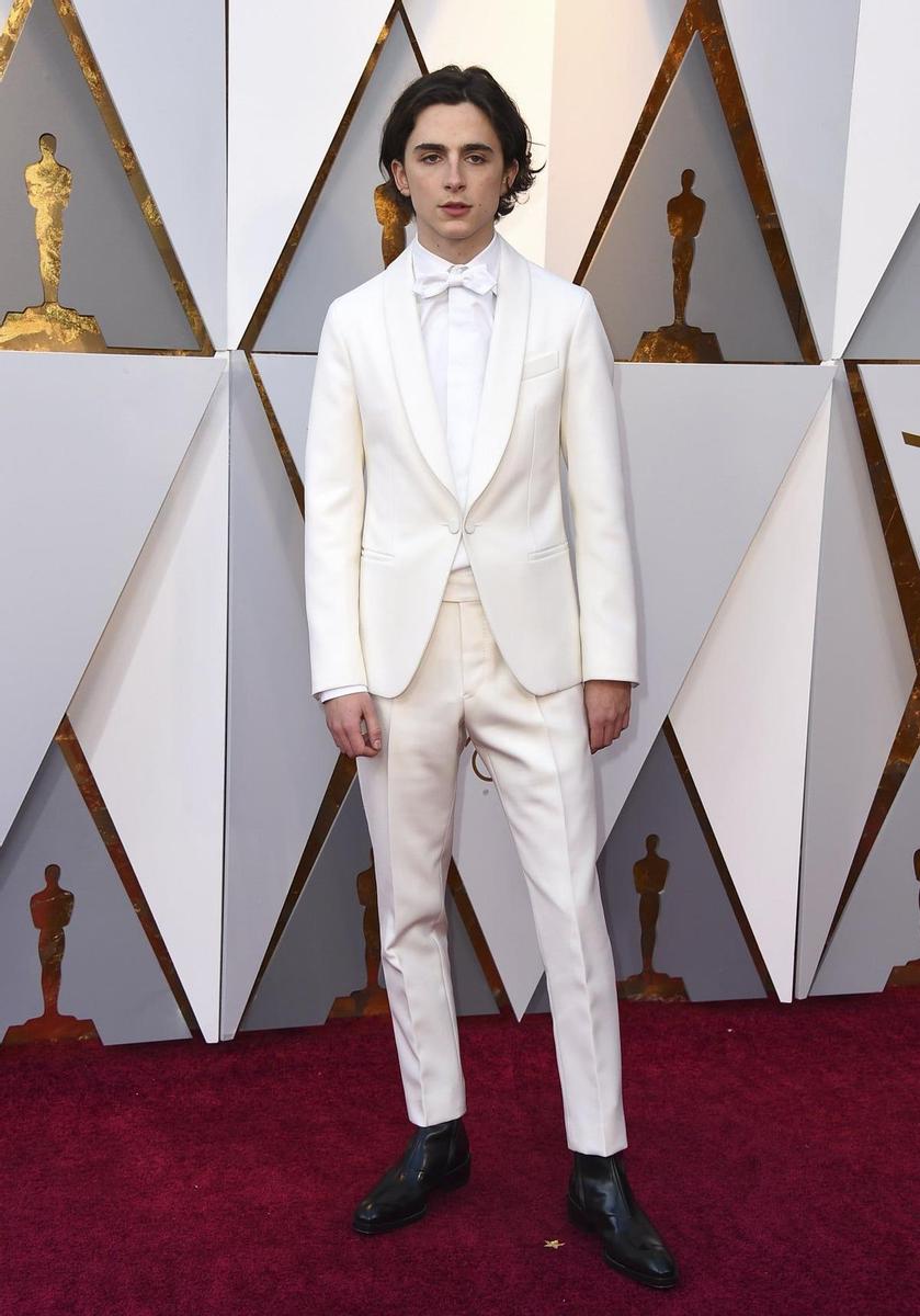 Timothee Chalamet con esmoquin blanco