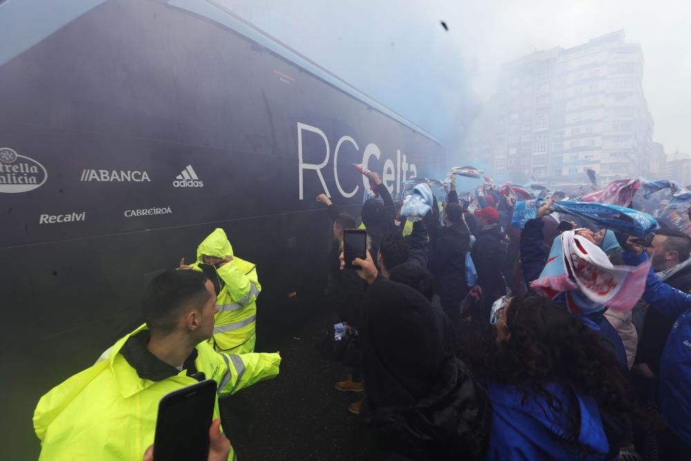 Locura en la llegada del Celta a Balaídos antes del partido contra la Real. // A. Villar