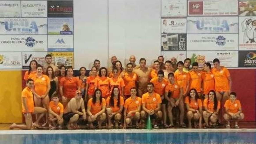 Formación del Club Acuático Umia en la piscina de Caldas.