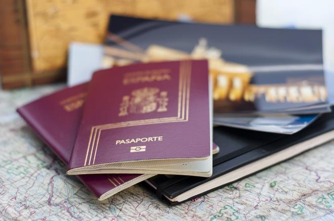 El símbolo de la solapa posterior de tu pasaporte guarda un secreto... con todos tus datos.
