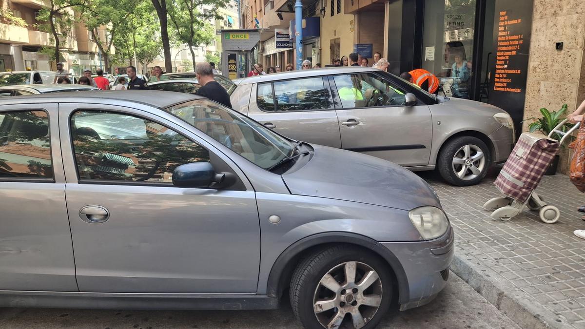 Uno de los vehículos se subió a la acera y golpeó a la mujer, que paseaba por la zona, ayer en Xàtiva.