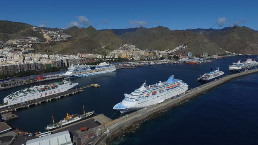 Varios cruceros atracados en el puerto de Santa Cruz de Tenerife antes de la pandemia.