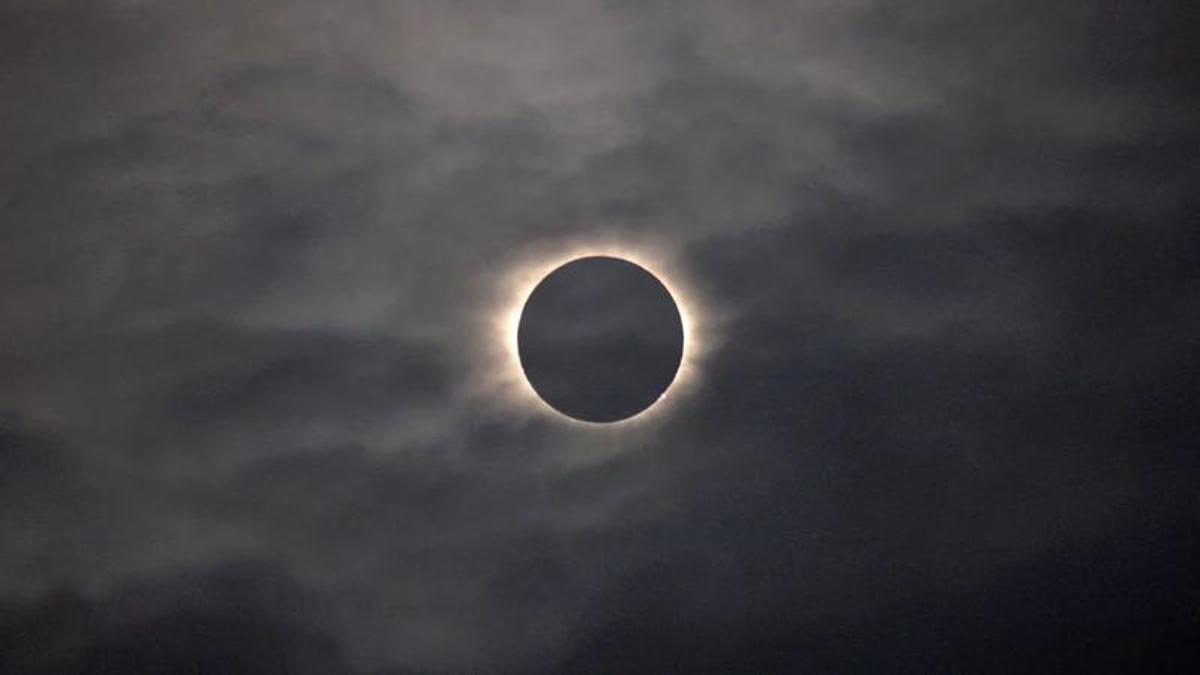 Imagen de un eclipse con nubes.
