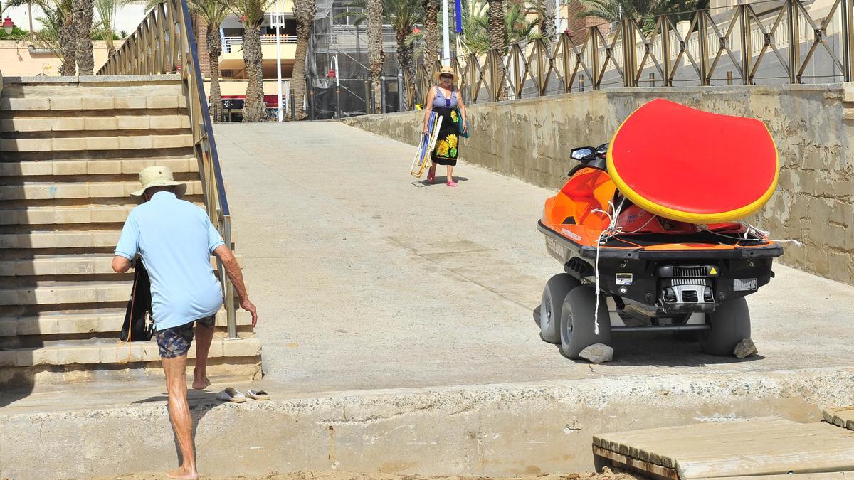 No hay demasiadas facilidades para entrar y salir a la playa de cara a las personas con movilidad reducida