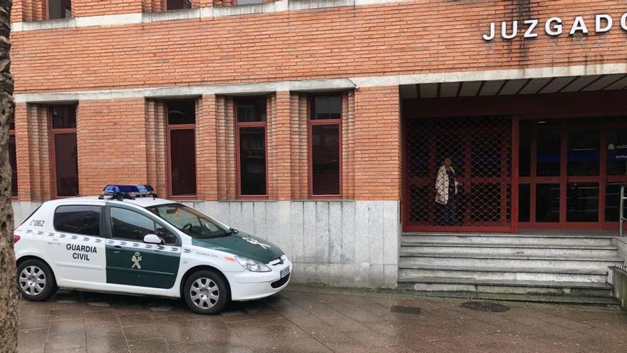 Guardia Civil en los juzgados de Mieres durante la declaración del acusado de violación en Turón.