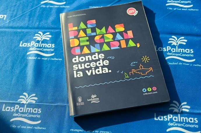 TURISMO.El concejal de Turismo, Pedro Quevedo, presenta la nueva guía profesional de la ciudad como destino turístico. El documento ha sido redactado por periodistas, expertos en comunicación y escritores canarios, que han aportado, en unos 30 artículos, su visión personal de los diferentes atractivos y recursos de Las Palmas de Gran Canaria como destino urbano.  | 14/01/2019 | Fotógrafo: Tony Hernández