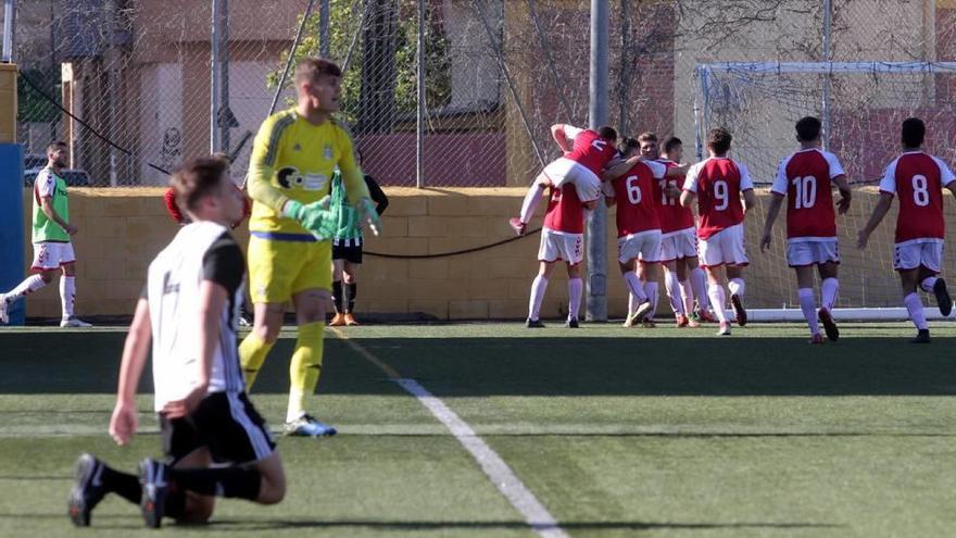 Los jugadores del Murcia B, al fondo, celebran el segundo tanto ante el desconsuelo albinegro.