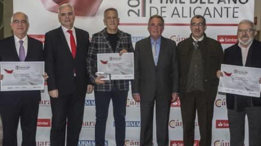 Los premiados y los representantes de las instituciones.